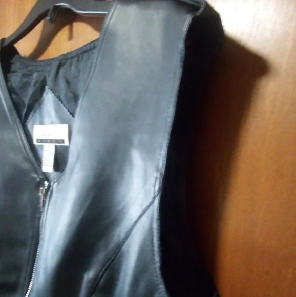 Black Leather Vest with Zipper Pockets - Picture 4 of 12